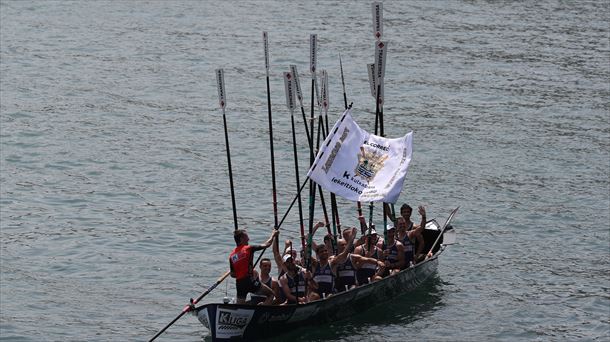 Los remeros de Urdaibai celebran la victoria. Foto: EFE