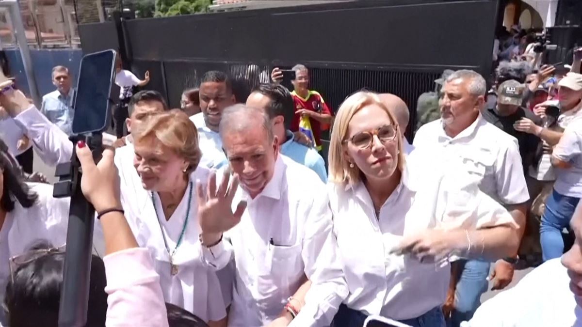 Edmundo González vota y dice que la oposición está preparada para defender ''hasta el último voto''