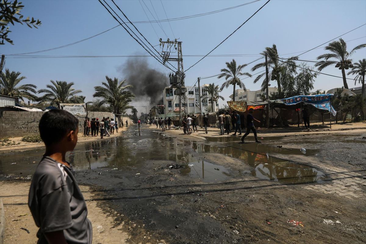 Un niño observa un ataque de Israel en Gaza.