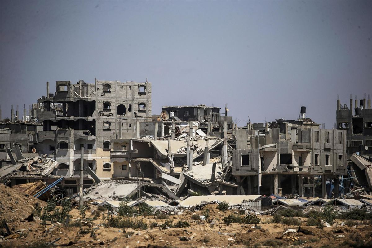 Destrucción en el campo de refugiados de Al Bureije (Gaza). Foto: EFE