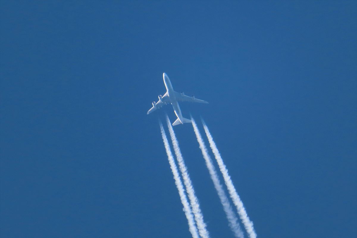 Avión en el aire.