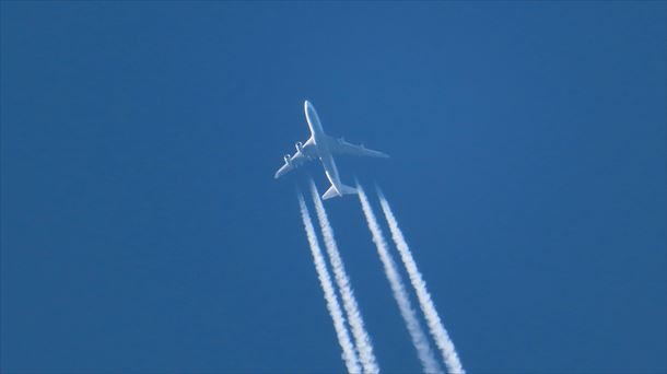 Avión en el aire.