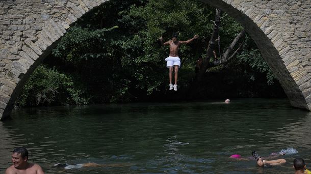 Gazte bat, Irotz zubitik Arga ibaira salto egiten. Argazkia: EFE