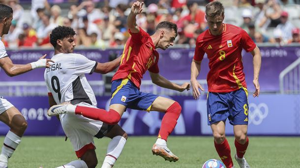 Aimar Oroz y Beñat Turrientes en el partido contra Egipto. Foto: EFE