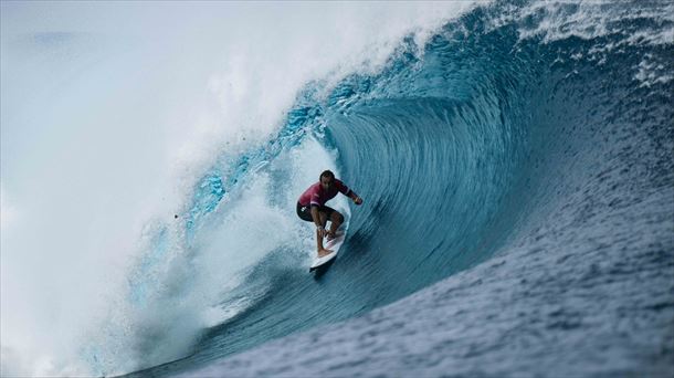 Joan Duru surfeando en las olas de Tahití.