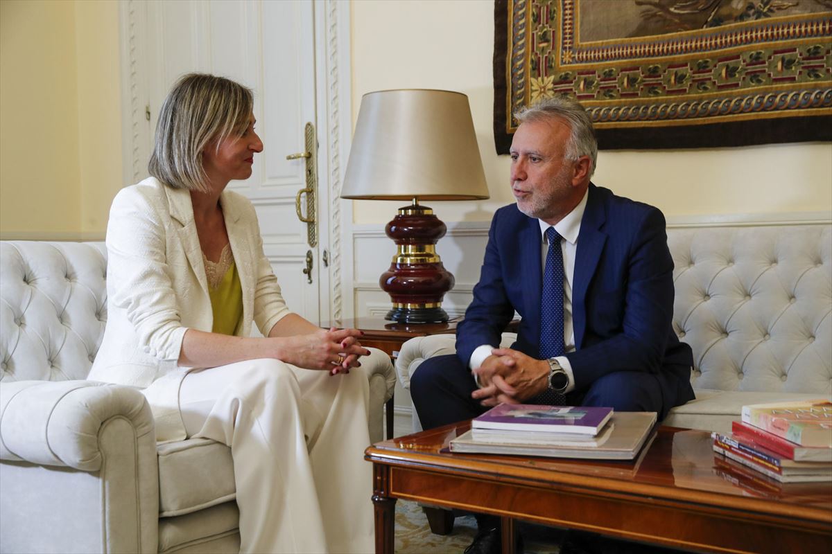 La consejera María Ubarretxena y el ministro Ángel Víctor Torres en la reunión. Foto: EFE