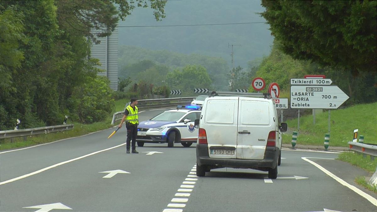 Corte en la carretera N-634 por el accidente en el que ha muerto un motorista en Usurbil. EITB