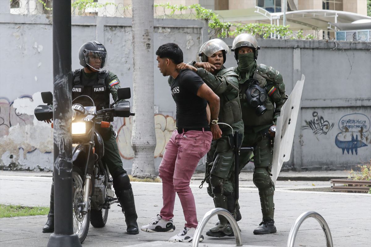 Pertsona bat atxilotzen, Maduroren aurkako protestetan.