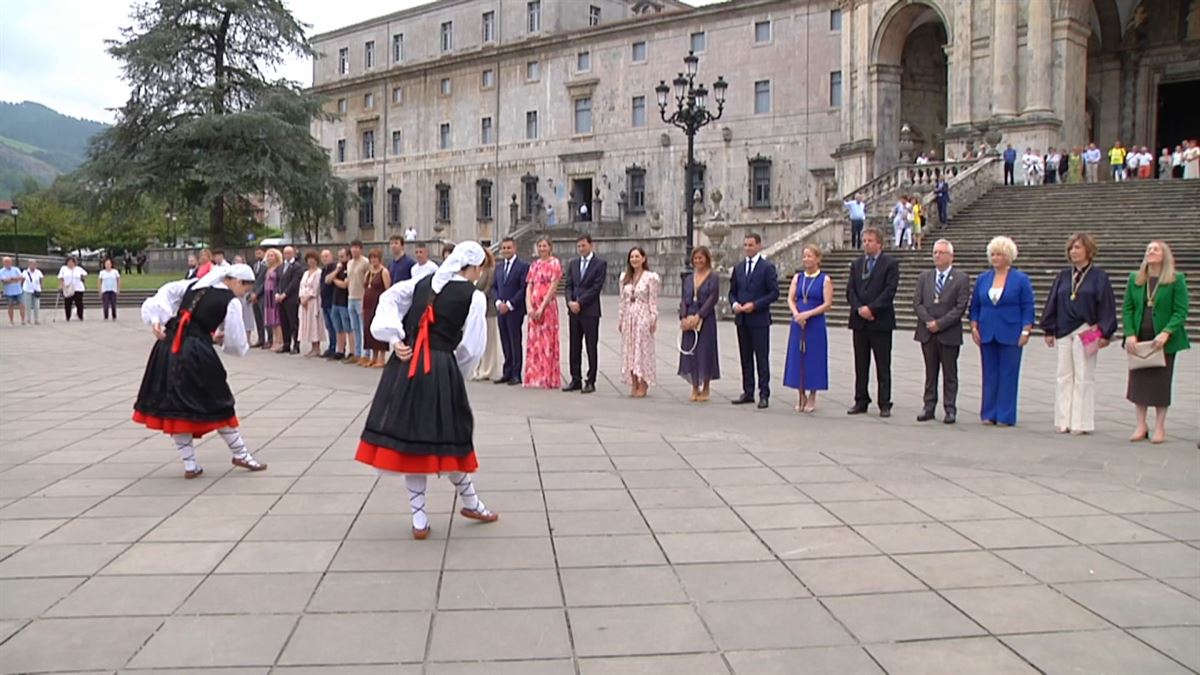 Aurresku de honor a la entrada del Santuario de Loiola