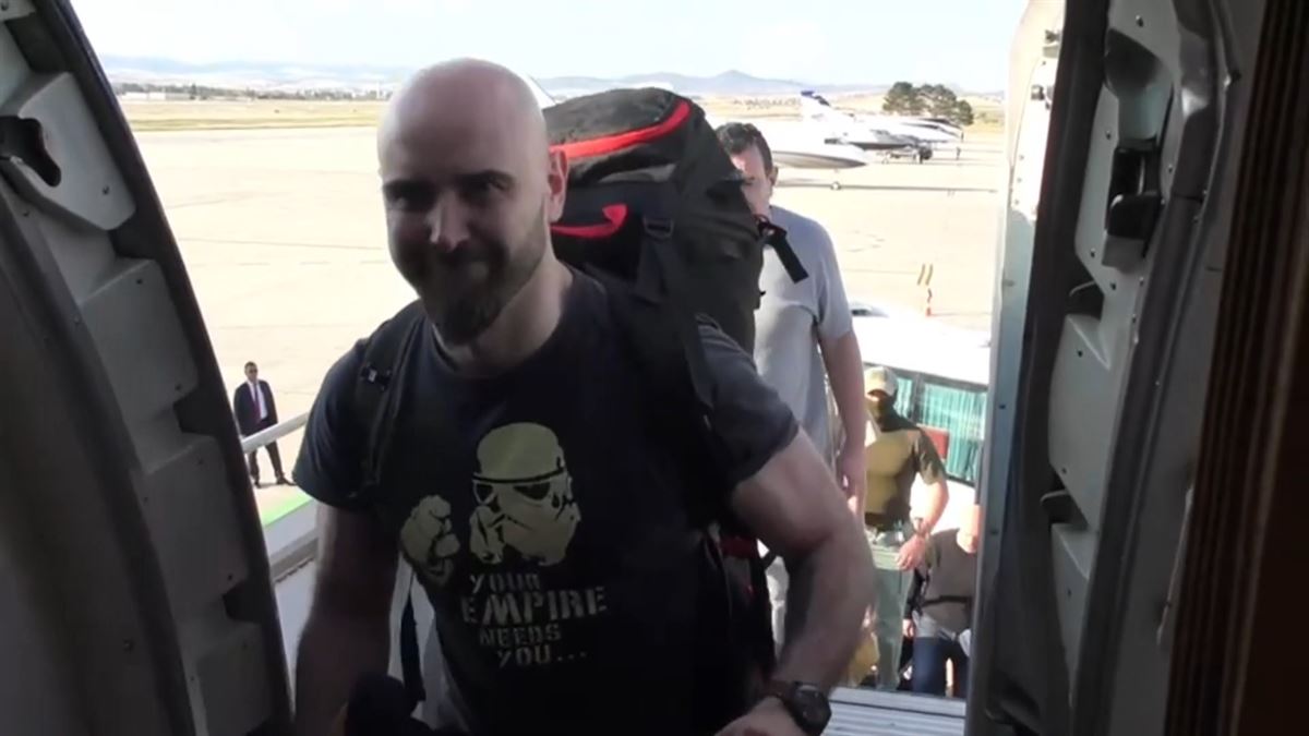 Pablo González subiendo al avión tras su liberación. Imagen: Agencias