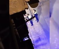 Así ha sido el momento en el que un policía dispara a un hombre que retenía a una mujer en una lonja de Bilbao