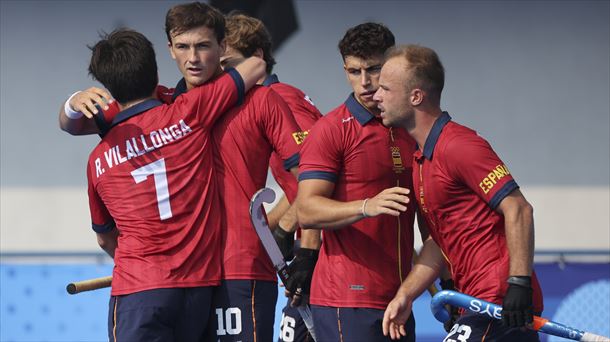 Villalonga abraza a Basterra tras el gol marcado por este último. Foto: EFE