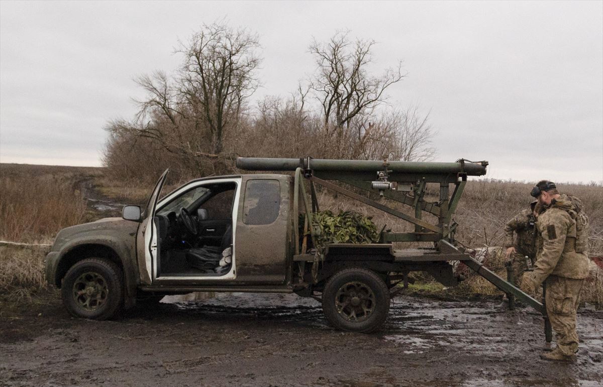 Militares ucranianos con un lanzacohetes en el frente de Donetsk, Ucrania, el pasado diciembre. EFE