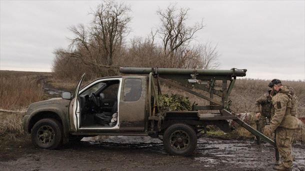 Militares ucranianos con un lanzacohetes en el frente de Donetsk, Ucrania, el pasado diciembre. EFE