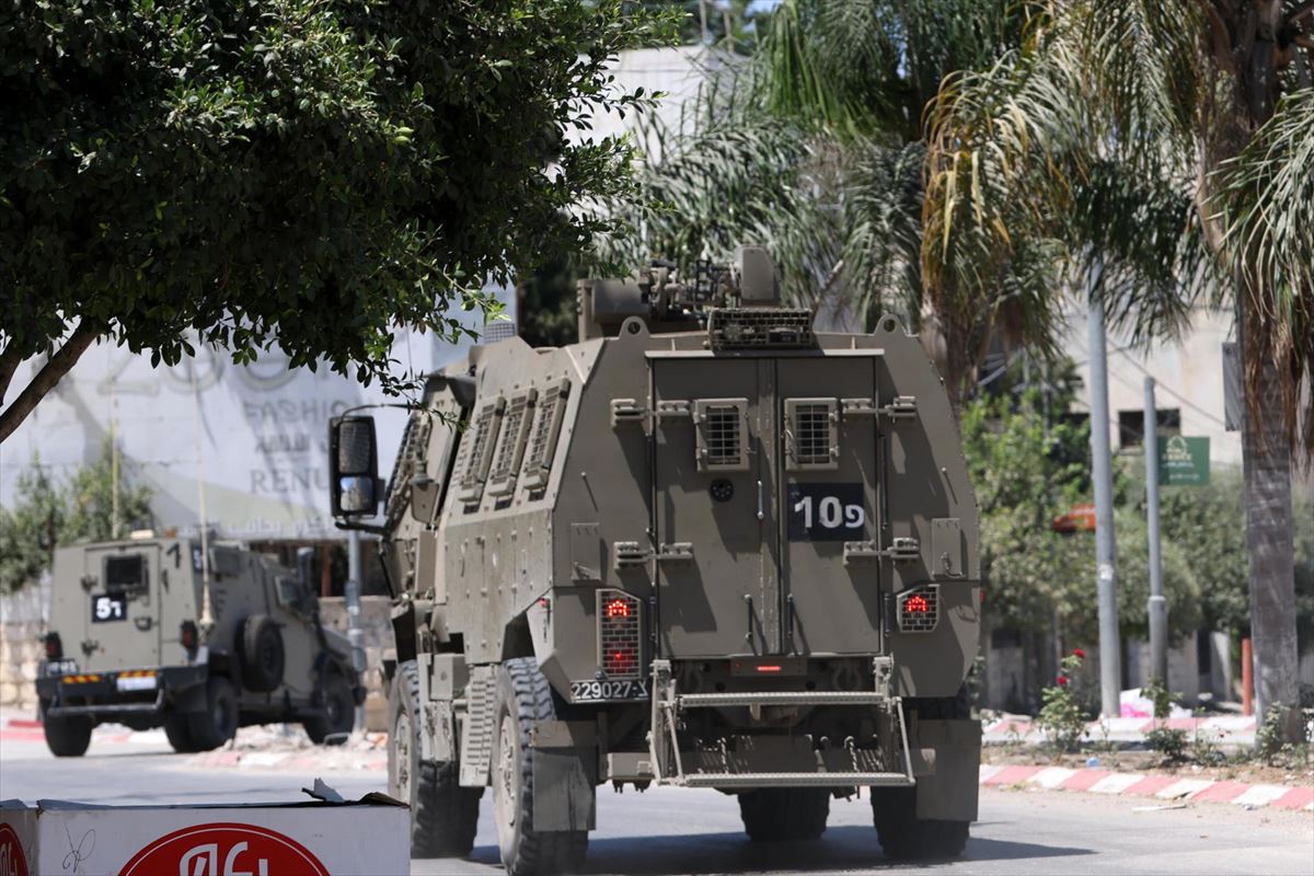 Vehículos de tropas israelíes en la ciudad cisjordana de Tulkarem.