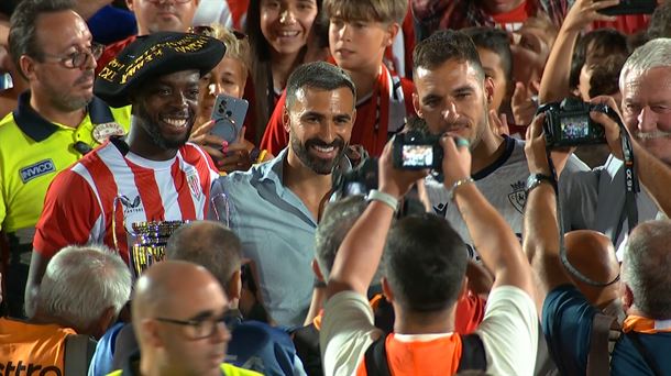 El goleador Iñaki Williams con la txapela de campeón