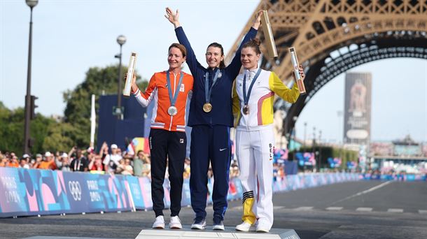 Kristen Faulkner, Marianne Vos eta Lotte Kopecky, podiumean. Argazkia: EFE