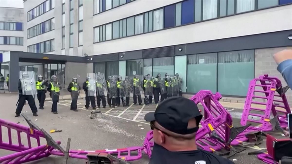 Varios ultraderechistas protestan contra los migrantes en Aldershot. 