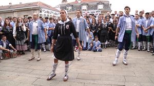 Gasteizko neskek eta blusek lore eskaintza eta aurreskua egin diote Andre Maria Zuriari