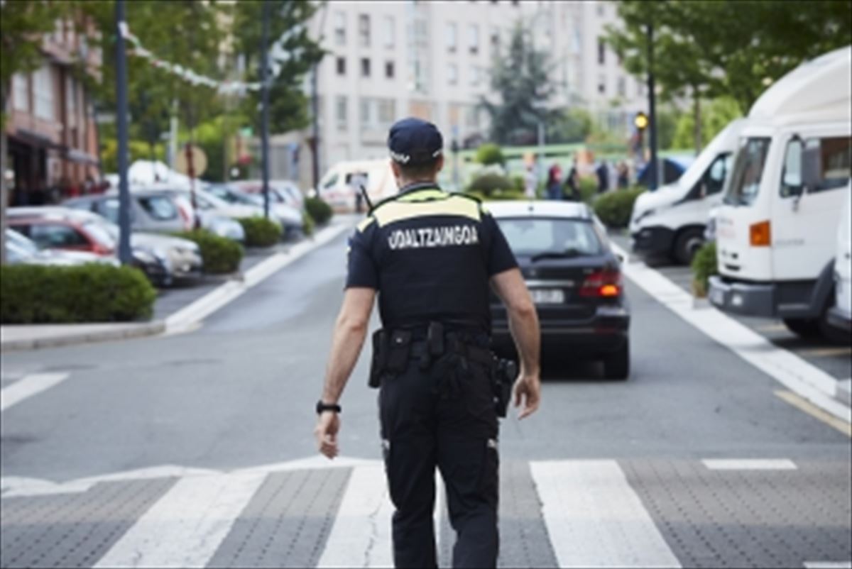 Un agente de la Policía Municipal de Leioa. 