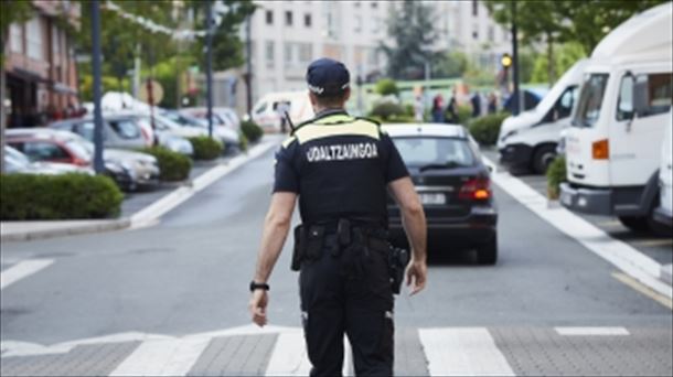 Un agente de la Policía Municipal de Leioa. 