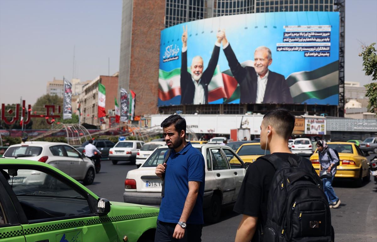 El líder de Hamás y el presidente iraní, juntos en un cartel en Teherán.