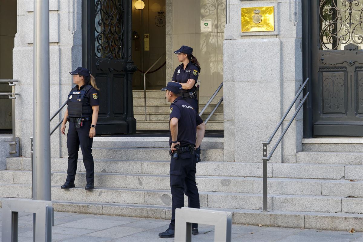 La Policía este lunes ante la sede del CGPJ en Madrid. Foto: EFE