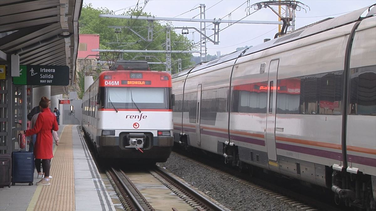 Un convoy de Renfe en la línea de cercanías C1 Irun-Brinkola. Imagen: EITB