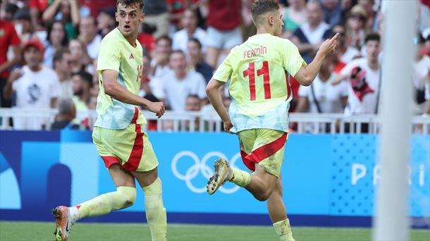 Aimar Oroz, a la izquierda, tras el primer gol de la selección española. Foto: EFE. 