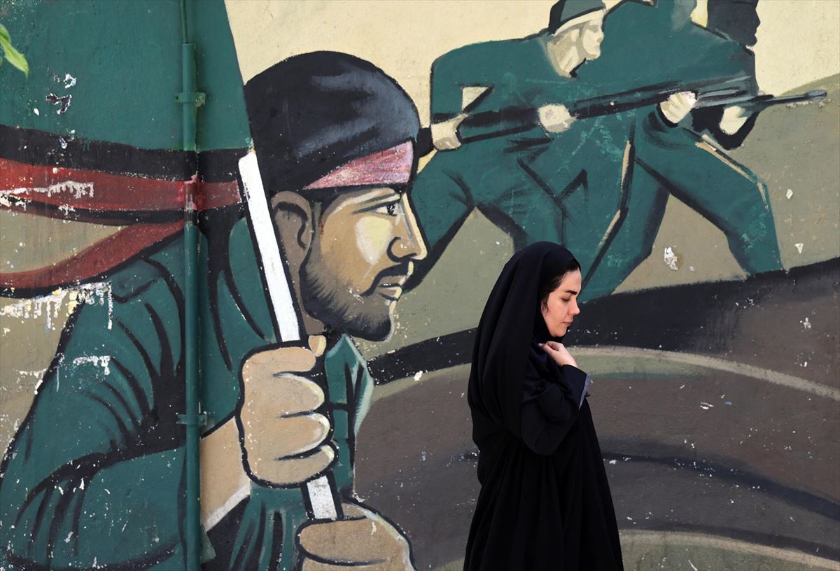 Una mujer pasa por delante de un mural de la Guardia Revolucionaria de Irán. 