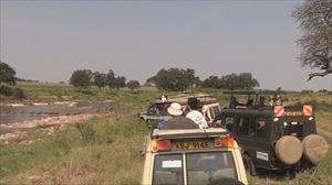 Bi turistak zeramatzan ibilgailua irauli eta amildu zen Ngorongoroko kraterraren inguruan