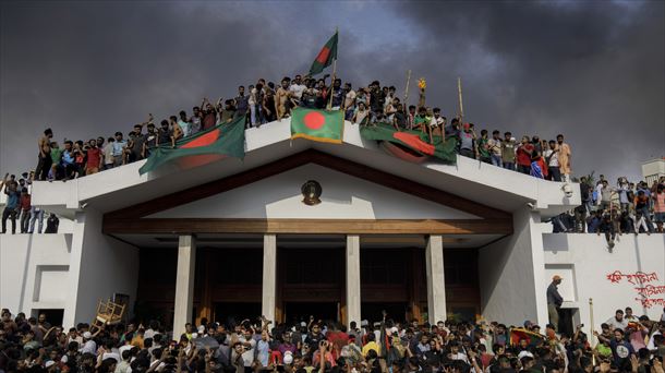 Bangladeshi student leaders say Nobel Peace Prize winner Mohamed Yunus will lead transition