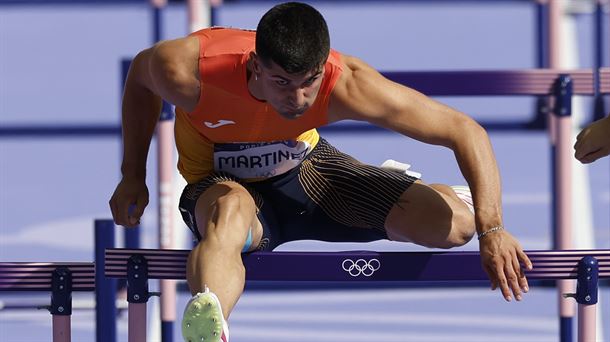 Asier Martínez, supera una de sus vallas. Foto: EFE