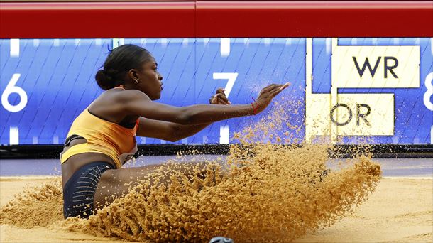 Tessy Ebosele, en uno de sus saltos. Foto: EFE