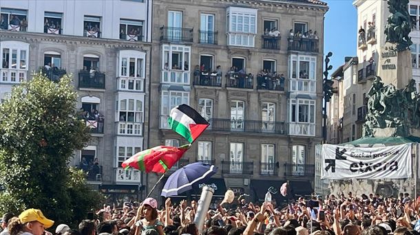 Bandera palestinarra Zeledonen jaitsieran: @Palestinarekin