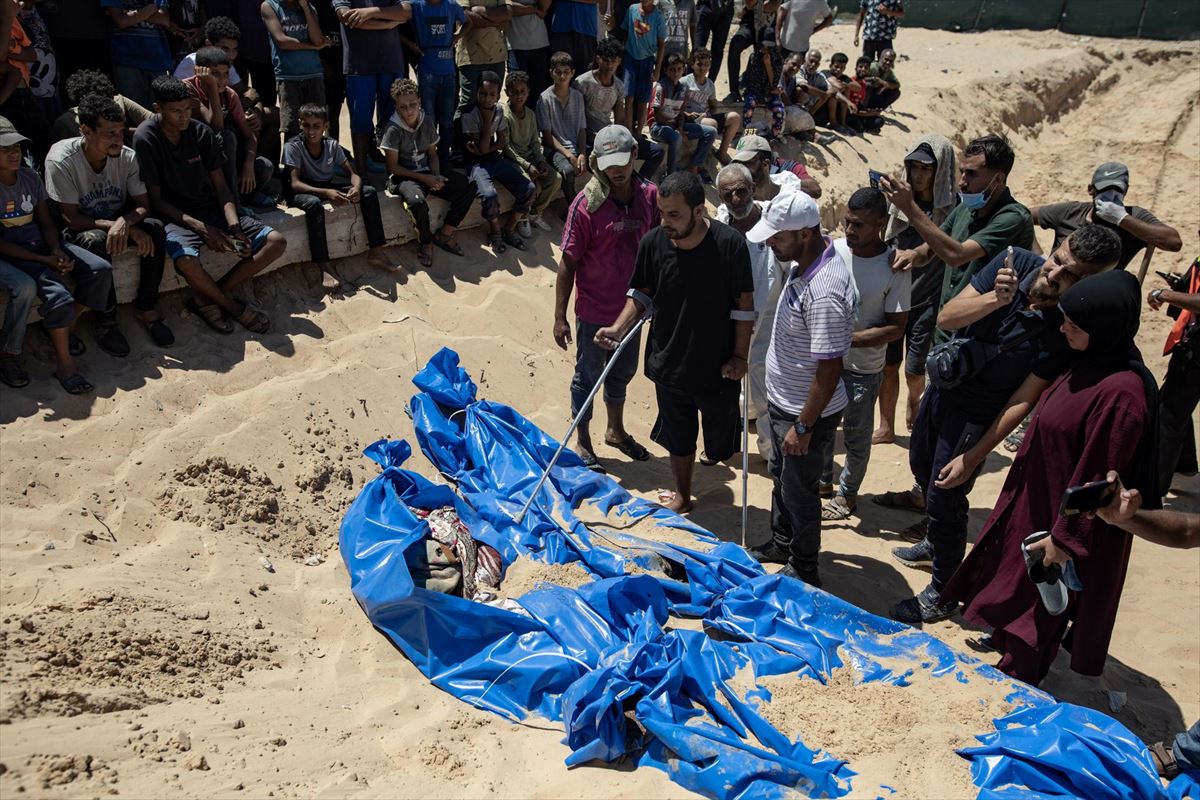 Algunos de los cuerpos entregados por Israel el pasado lunes, en Jan Yunis (Gaza). Foto: EFE