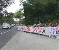 Vecinos de Lezo exigen soluciones para que puedan cruzar la carretera de forma segura y no haya más víctimas