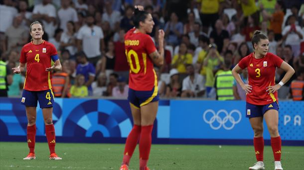 Irene Paredes, a la izquierda, en un momento del encuentro. Foto: EFE. 