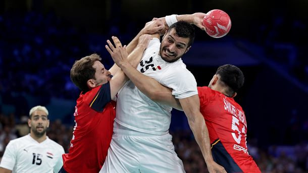 Kauldi Odrizola trata de interferir un ataque de un jugador egipcio. Foto: EFE