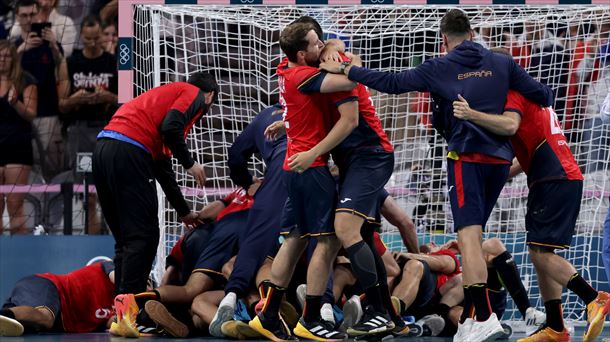 Kauldi Odriozola (centro) se abraza con uno de sus compañeros. Foto: EFE