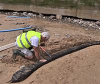 Retiran la pieza de una antigua barcaza hallada en la playa de Ondarreta en San Sebastián