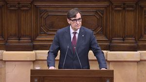 Comienza el pleno de investidura de Salvador Illa sin noticias del paradero de Puigdemont