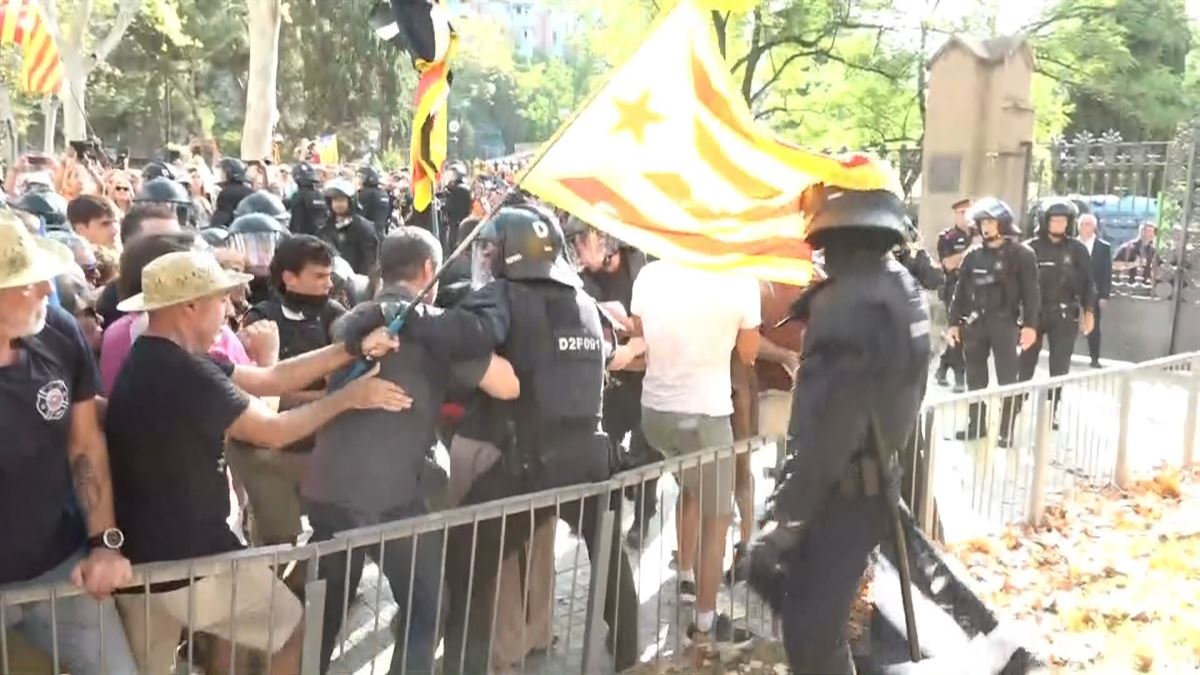 Tension between Mossos and protesters outside the parliament doors 