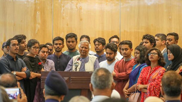 Muhammad Yunus Nobel sariduna, protestetako buruzagiekin. Argazkia: EFE