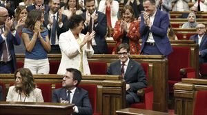 El socialista Salvador Illa, investido president en una jornada marcada por el breve retorno de Puigdemont