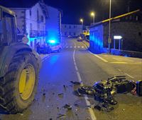 Un motorista herido en Betelu, tras impactar contra un tractor