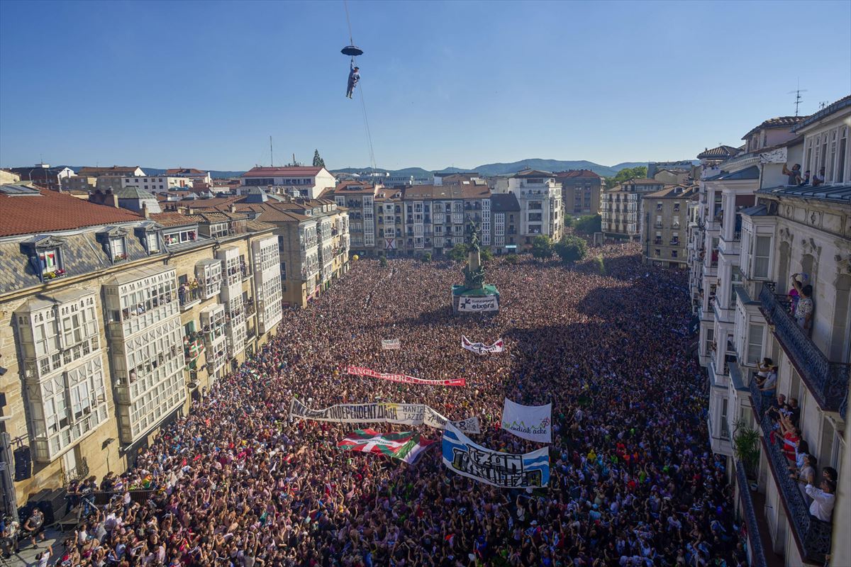 La plaza de la virgen blanca a rebosar en la bajada de Celedón. Foto: EFE