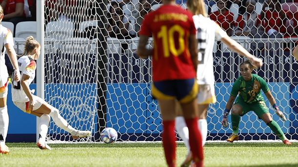 Giulia Gwinn lanza el penalti que da el bronce a la selección alemana. Foto: EFE