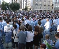 Blusas y neskas hacen un parón en el último paseíllo de fiestas para denunciar las cuatro agresiones machistas