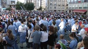 Blusek eta neskek geldialdia egin dute jaietako azken kalejiran, lau eraso matxistak salatzeko